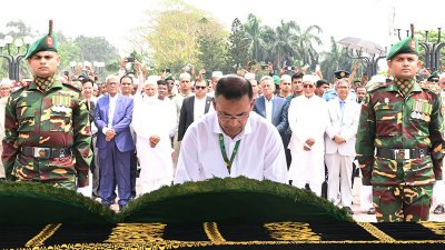 জানাজার আগে দিলারা হাফিজের মরদেহে শ্রদ্ধা নিবেদন করেন প্রধানমন্ত্রী তারেক রহমান