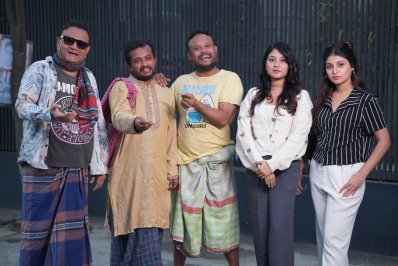 একটি দৃশ্যে শিল্পীরা