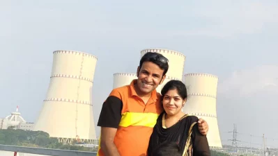 রূপপুরে স্ত্রীর সঙ্গে লেখক