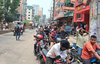 পাম্পের বাইরে তেলের জন্য ঘণ্টার পর ঘণ্টা অপেক্ষা করছেন মোটরসাইকেল চালকরা
