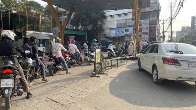 তেল নিতে পাম্পে সিরিয়ালি দাঁড়িয়ে আছে বাইকাররা। ছবি: বাংলা ট্রিবিউন