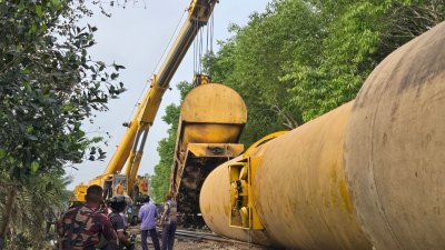 তেলবাহী ট্রেনের ওয়াগন ১২ ঘণ্টায়ও উদ্ধার হয়নি