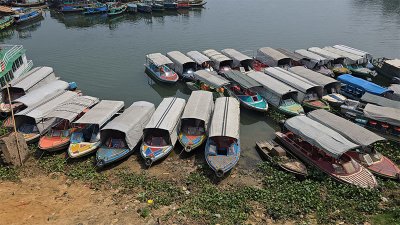 তেলের অভাবে বন্ধ রয়েছে যাত্রীবাহী স্পিডবোট সার্ভিস