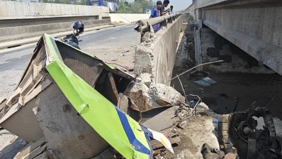 নিয়ন্ত্রণ হারিয়ে ফ্লাইওভারের রেলিংয়ে ধাক্কা দেয় বাসটি