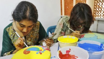 ঢাবির চারুকলায় পহেলা বৈশাখের প্রস্তুতি (ছবি: আহাদুল করিম খান)