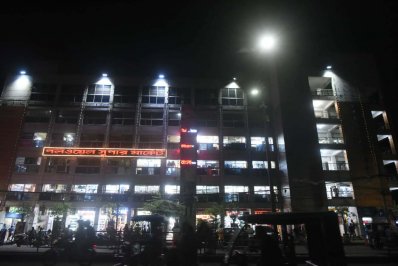  রাজধানীর পল ওয়েল সুপার মার্কেটে সন্ধ্যা সাতটার পরও আংশিকভাবে আলো জ্বলতে দেখা গেছে