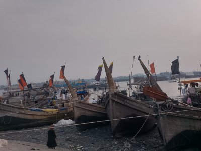 চট্টগ্রামের কর্ণফুলী নদীর তীরে অলস বসে আছে শত শত মাছ ধরার ট্রলার