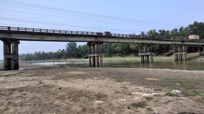 যানবাহন উঠলেই সেতু কেঁপে ওঠে