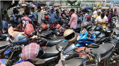 তেল আসবে শুনে আগেভাগেই পাম্পে ভিড় চালকদের