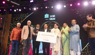 আজীবন সম্মাননা গ্রহণ করছেন কনক চাঁপা