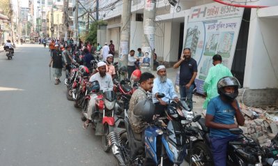 ঘণ্টার পর ঘণ্টা তেলের জন্য অপেক্ষা