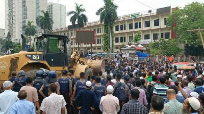 উচ্ছেদ অভিযান চালায় ডিএসসিসি