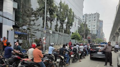 তেলের জন্য দীর্ঘ লাইন। ছবি: নাসিরুল ইসলাম
