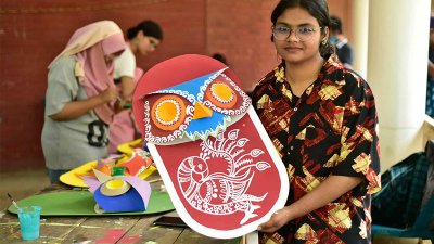 শিক্ষার্থীর হাতে শোভাযাত্রার মোটিফ