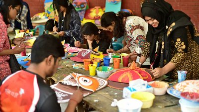 শিক্ষার্থী ও শিল্পীদের ব্যস্ত পদচারণা