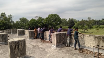 বিদ্যালয়ের ছাদে অবাধে চলাচল করছে শিশুরা