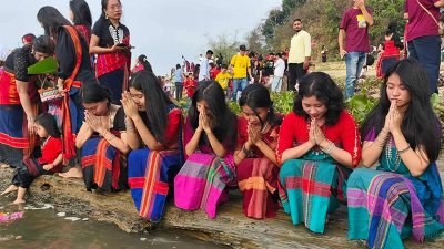 ফুল ভাসিয়ে প্রার্থনা করছেন নারীরা