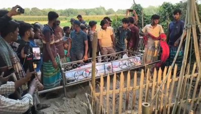 রবিবার বিকাল সাড়ে ৫টার দিকে জানাজা শেষে উপজেলার দক্ষিণ-পশ্চিম ফিলিপনগর কবরস্থানে তাকে দাফন করা হয়