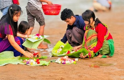 বিজু উৎসবে মিতুল মারমা।