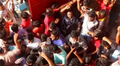 শতাধিক লোকজন দরবারে হামলা চালিয়ে ব্যাপক ভাঙচুর ও অগ্নিসংযোগ করে