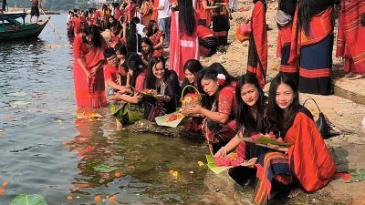 নানা বয়সী পাহাড়িরা ফুল নিয়ে আসতে শুরু করেন বিভিন্ন ঘাটে