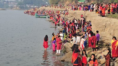 সূর্য ওঠার সঙ্গে সঙ্গে সবাই ফুল নিয়ে আসতে শুরু করেন কাপ্তাই হ্রদের তীরে 