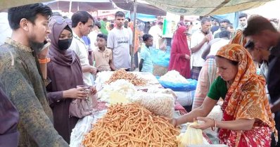 দোকানিরা বিভিন্ন রকমের খাবার, প্রসাধনীর পসরা ও বিভিন্ন জিনিসপত্রের দোকান সাজিয়ে বসেন