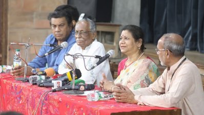 সংবাদ সম্মেলনে বক্তব্য রাখছেন ছায়নটের সাধারণ সম্পাদক লাইসা আহমেদ লিসা