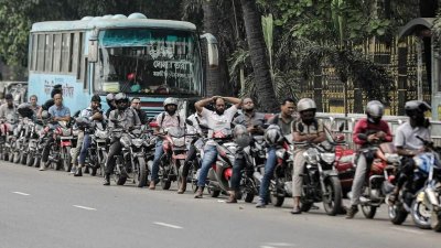 পেট্রোল পাম্পে দীর্ঘ সার (ছবি: আহাদুল করিম খান) 