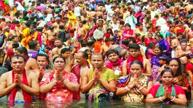 বন্দর উপজেলার লাঙ্গলবন্দে ব্রহ্মপুত্র নদে সনাতন হিন্দুধর্মাবলম্বীদের মহাঅষ্টমী পুণ্যস্নানে লাখো পুণ্যার্থীর ঢল নামে প্রতি বছর