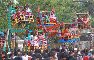 শহরের অদূরে প্রায় ২০০ বছর আগে মহারাজপুরের মিয়া-চৌধুরীরা শুরু করেছিলেন এই মেলার আয়োজন