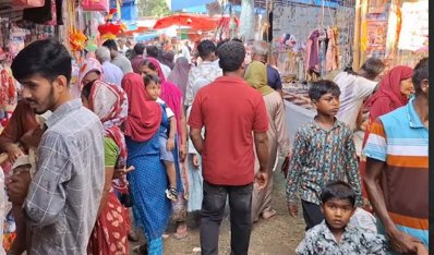 জামাই-বউ ছাড়াও মেলায় বিভিন্ন বয়সী মানুষের ঢল নামে