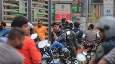 পেট্রোল পাম্পে দীর্ঘ সার (ছবি: আহাদুল করিম খান) 