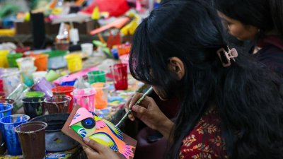 বাংলা নববর্ষ উপলক্ষে শিল্পকর্ম করছে ঢাবির চারুকলা অনুষদের শিক্ষার্থীরা। ছবি: আহাদুল করিম খান
