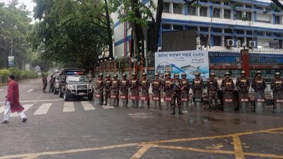 সুরের মূর্ছনায় মুখর রমনা বটমূল, সতর্ক অবস্থানে আইনশৃঙ্খলা বাহিনী