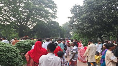 শাহবাগে বৈশাখী উৎসবে নগরবাসীর ভিড় (ছবি: ইমরান আলী)