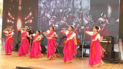 শিল্পীদের নৃত্য পরিবেশন