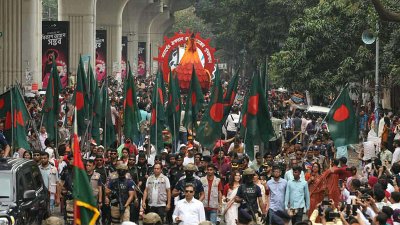 জাতীয় পতাকা বহনকারী শিক্ষার্থীরা।  (ছবি: নাসিরুল ইসলাম)
