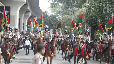 শোভাযাত্রার শুরুতে পুলিশের অশ্বারোহী দল।  (ছবি: নাসিরুল ইসলাম)