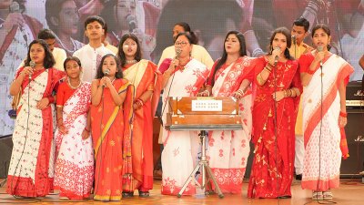 সঙ্গীত পরিবেশন করছেন শিল্পীরা