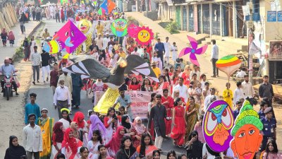 জেলা প্রশাসনের উদ্যোগে সকাল ৮টায় রাঙামাটি পৌরসভা প্রাঙ্গণ থেকে শোভাযাত্রা বের করা হয়