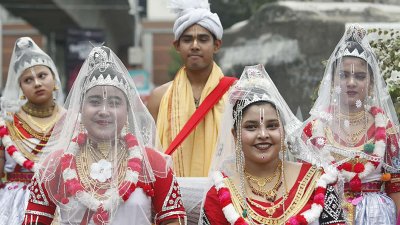 বৈশাখী শোভাযাত্রায় অংশগ্রহণকারী আদিবাসী গোষ্ঠী।  (ছবি: নাসিরুল ইসলাম)