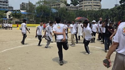 রাজধানীর পল্টন ময়দানে অনুষ্ঠিত হয় গ্রামীণ খেলাধুলা 