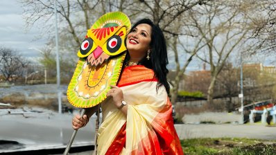 নাদিয়া হাতে বৈশাখী ফেস্টুন