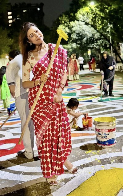 রাস্তায় আলপনায় মেতেছেন তানজিকা আমিন