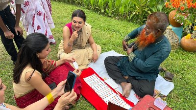 গণকের সামনে নিজের ভাগ্য যাচাই করে নিচ্ছেন তারা