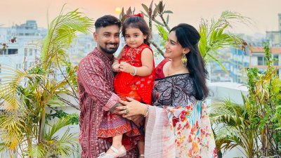 ছোট্ট রাজকন্যাকে মাঝে রেখে সস্ত্রীক লিটন কুমার দাস