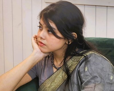 লেখক আনমনা মনিষীতা