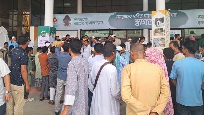 ক্যাম্পের বাইরে হজযাত্রীর স্বজনদের ভিড়