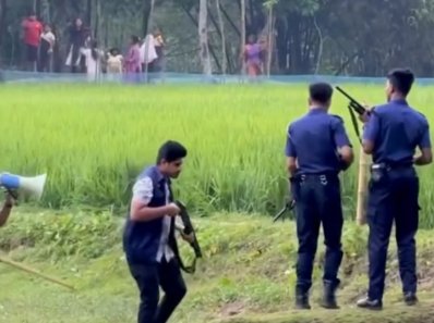 চার পুলিশ এবং দুই পক্ষের অন্তত ১৬ জন আহত হন